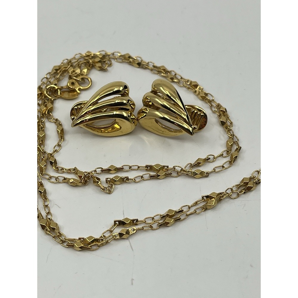 Vintage Signed MONET Gold Tone 14" Necklace and Clip Earrings